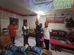 Anggota Komisi III DPR Papua Yosia Busup saat menyerahkan bantuan sembako kepada Mahasiswa Supiori