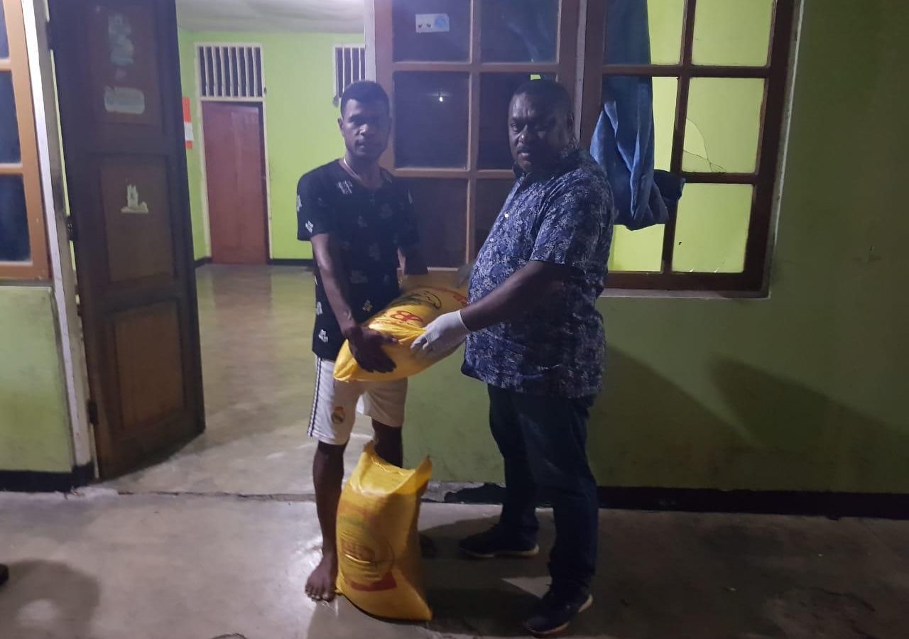 Boy Markus Dawir,SP berbagi kasih kepada 15 asrama mahasiswa dari wilayah ad