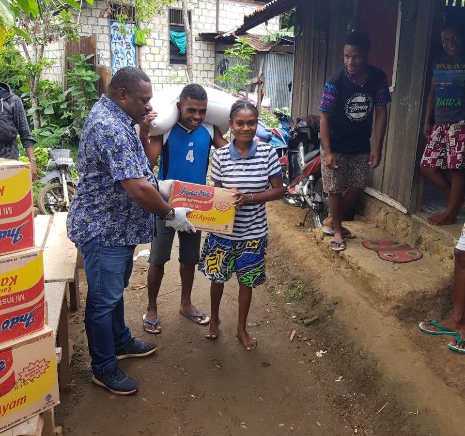 Boy Markus Dawir,SP berbagi kasih kepada 15 asrama mahasiswa dari wilayah ad (14)