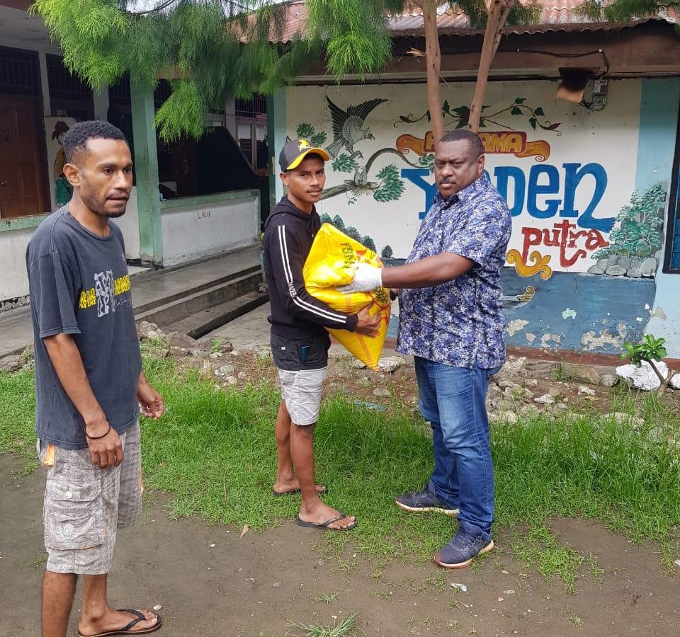 Boy Markus Dawir,SP berbagi kasih kepada 15 asrama mahasiswa dari wilayah ad (18)