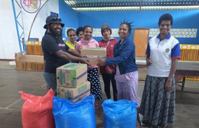 Nason Utty Serahkan Bantuan Bama di 14 Asrama Papua