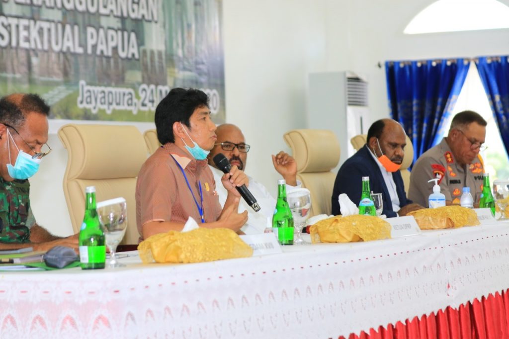 rapat Forum Koordinasi Pimpinan Daerah (Forkopimda) Papua bersama bupati/wali kota se-Papua di Gedung Negara Dok V Jayapura, Selasa (24/3/2020).