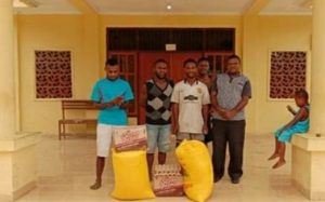 Anggota Komisi I DPR Papua, Laurenzus Kadepa memberikan bantuan Bahan Makanan (Bama) bagi sejumlah asrama mahasiswa dan gubuk mahasiswa yang ada di sekitar Kota Jayapura, Jumat, (03042020)
