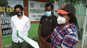 DPR Papua Serahkan Paket APD ke Perwakilan Pemkab Jayawijaya dan Pemkab Kepulauan Yapen. Sabtu 25 April (2)