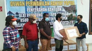 DPR Papua Serahkan Paket APD ke Perwakilan Pemkab Jayawijaya dan Pemkab Kepulauan Yapen. Sabtu 25 April (3)