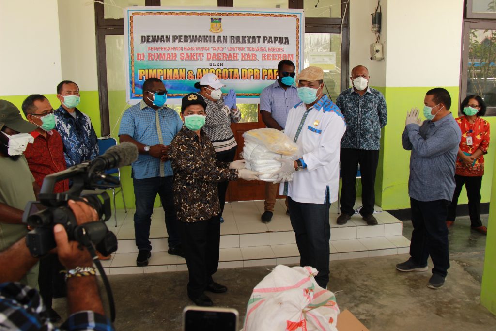 DPR Papua berikan bantuan Alkes dan APD kepada RS Kwaingga Kabupaten Keerom (15)
