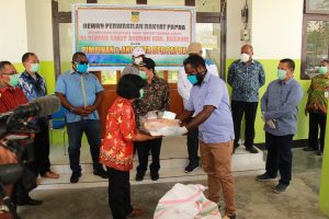 DPR Papua berikan bantuan Alkes dan APD kepada RS Kwaingga Kabupaten Keerom (16)