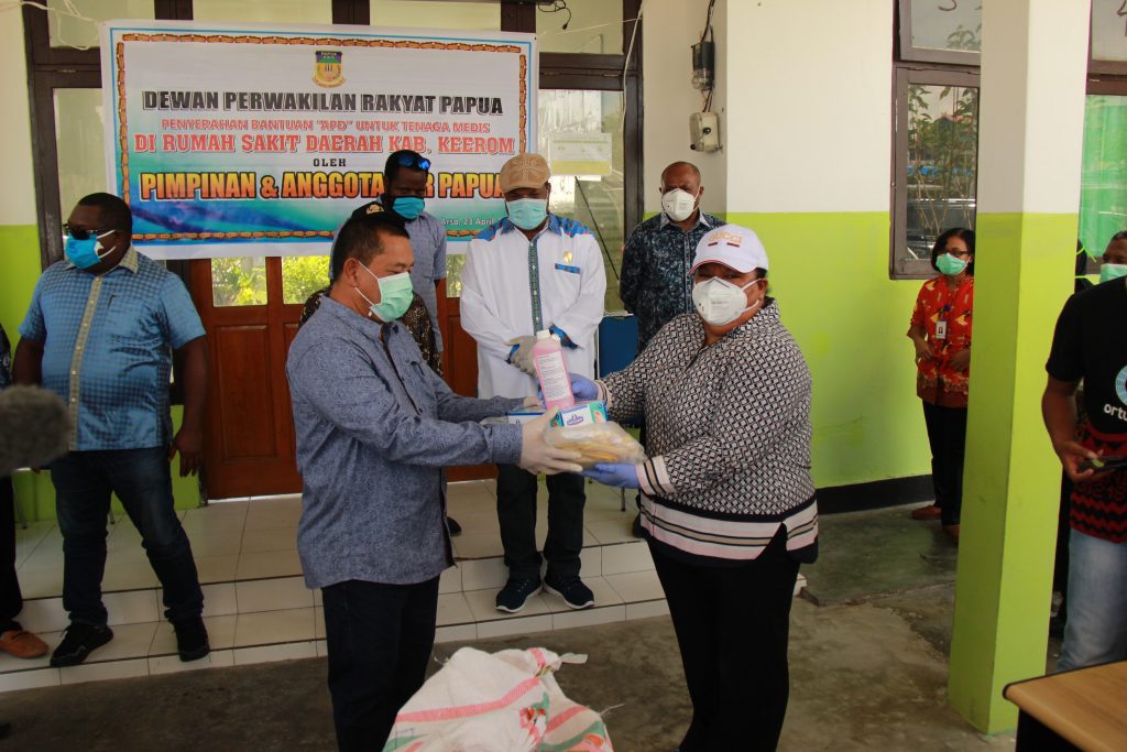DPR Papua berikan bantuan Alkes dan APD kepada RS Kwaingga Kabupaten Keerom (18)