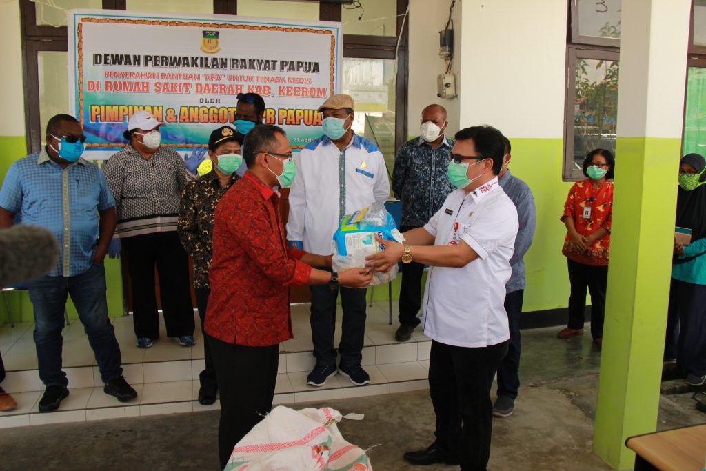 DPR Papua berikan bantuan Alkes dan APD kepada RS Kwaingga Kabupaten Keerom (20)