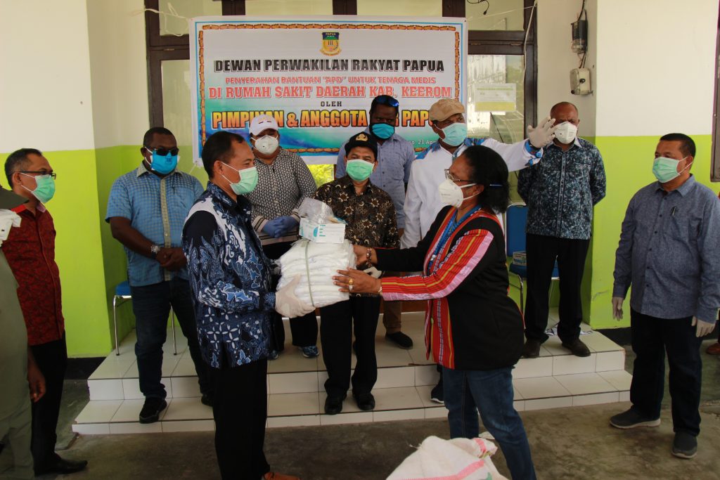 DPR Papua berikan bantuan Alkes dan APD kepada RS Kwaingga Kabupaten Keerom (21)