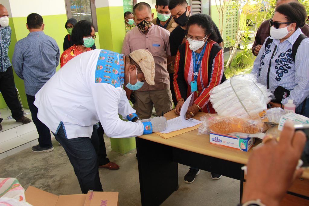DPR Papua berikan bantuan Alkes dan APD kepada RS Kwaingga Kabupaten Keerom (22)