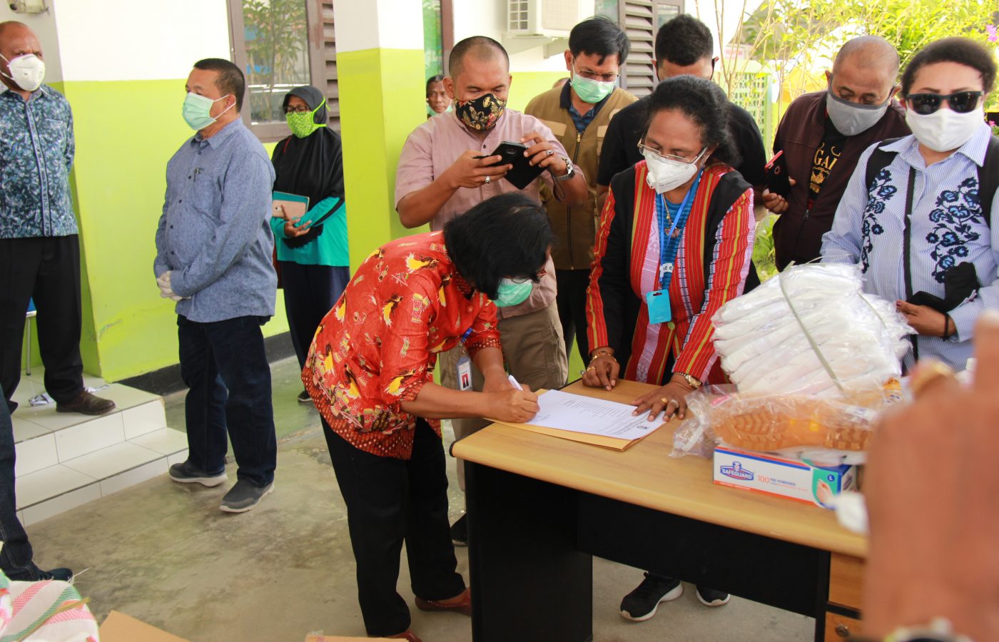 DPR Papua berikan bantuan Alkes dan APD kepada RS Kwaingga Kabupaten Keerom (23)