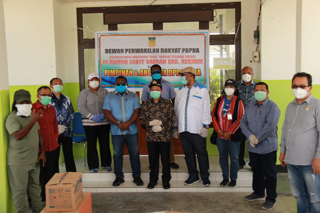 DPR Papua berikan bantuan Alkes dan APD kepada RS Kwaingga Kabupaten Keerom (3)