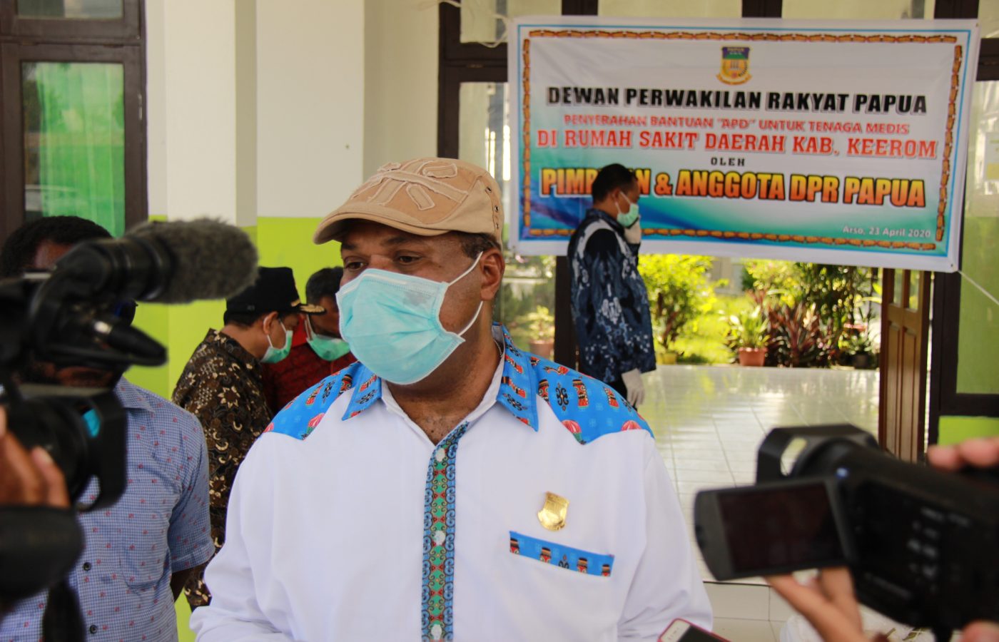 DPR Papua berikan bantuan Alkes dan APD kepada RS Kwaingga Kabupaten Keerom (30)