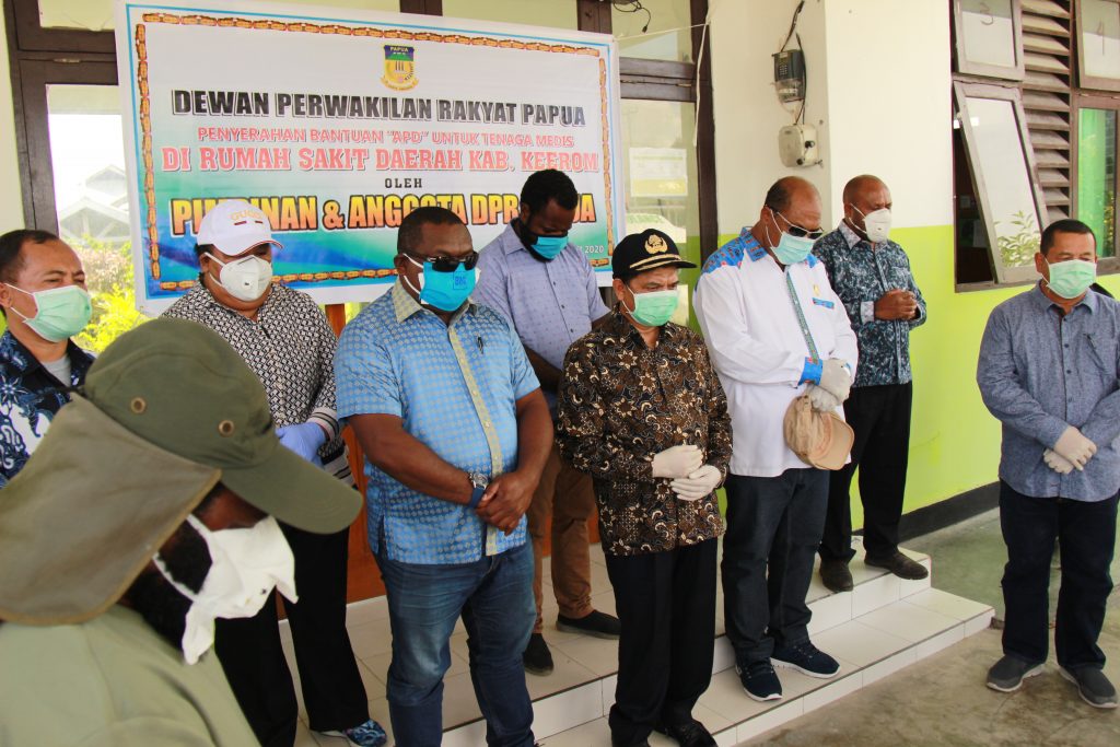 DPR Papua berikan bantuan Alkes dan APD kepada RS Kwaingga Kabupaten Keerom (5)