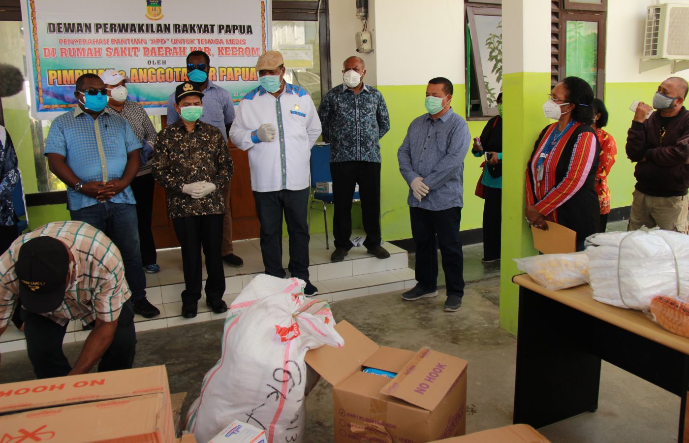 DPR Papua berikan bantuan Alkes dan APD kepada RS Kwaingga Kabupaten Keerom (9)