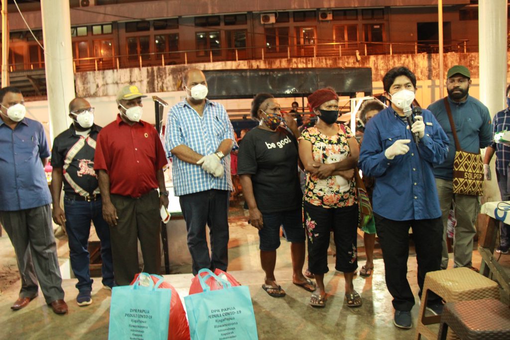 DPR Papua berikan bantuan bahan makanan kepada pedagang di pasar mama - mama Papua. Rabu, 22 April 2020 (14)