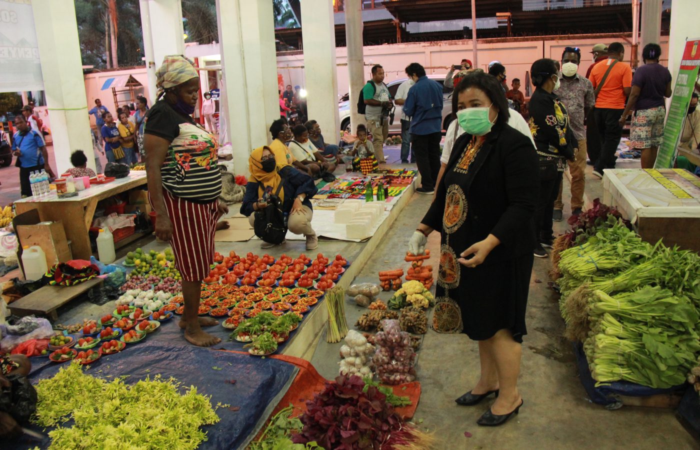 DPR Papua berikan bantuan bahan makanan kepada pedagang di pasar mama - mama Papua. Rabu, 22 April 2020