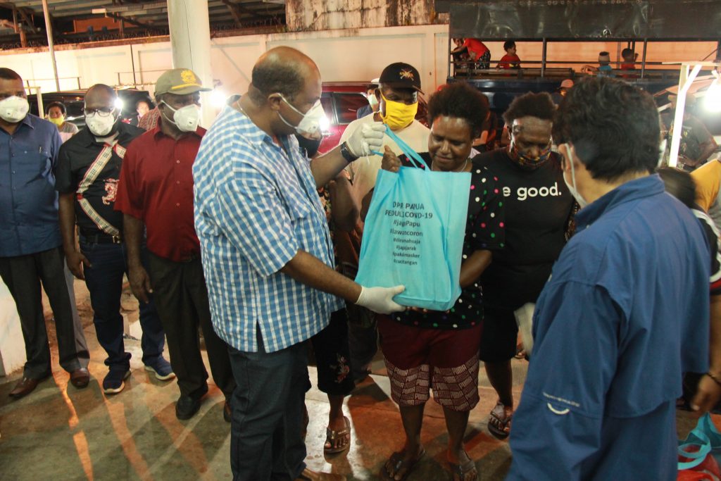 DPR Papua berikan bantuan bahan makanan kepada pedagang di pasar mama - mama Papua. Rabu, 22 April 2020 (17)