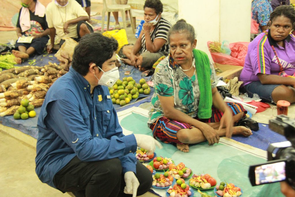 DPR Papua berikan bantuan bahan makanan kepada pedagang di pasar mama - mama Papua. Rabu, 22 April 2020 (18)
