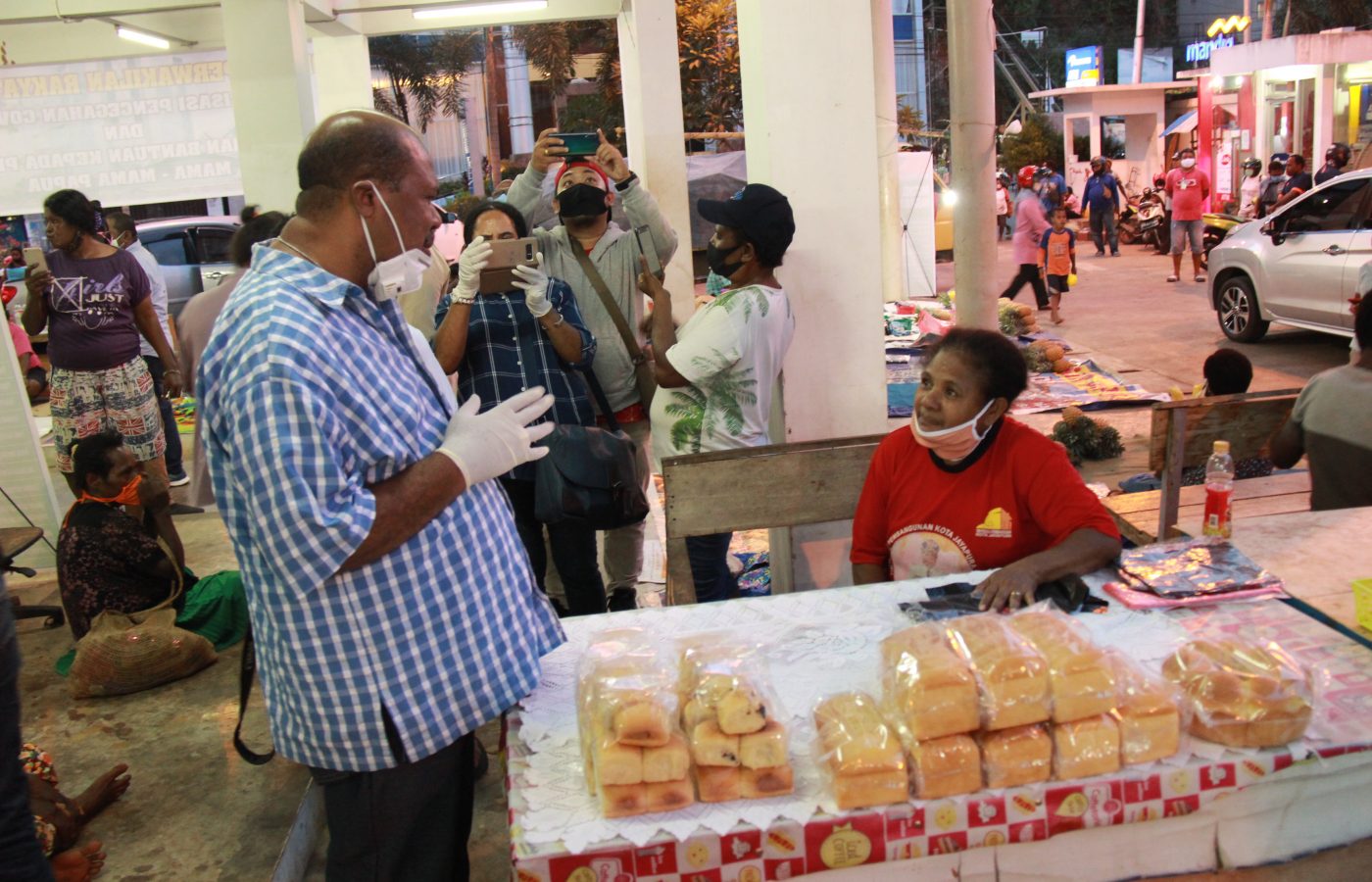 DPR Papua berikan bantuan bahan makanan kepada pedagang di pasar mama - mama Papua. Rabu, 22 April 2020 (2)