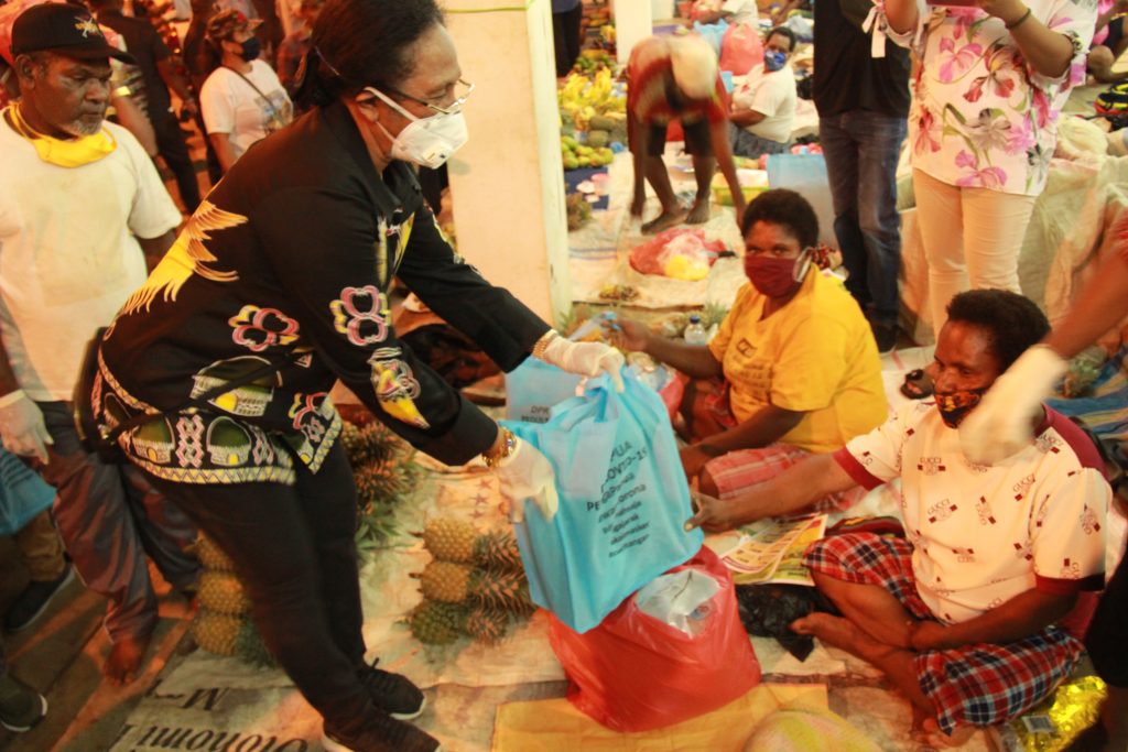 DPR Papua berikan bantuan bahan makanan kepada pedagang di pasar mama - mama Papua. Rabu, 22 April 2020 (21)