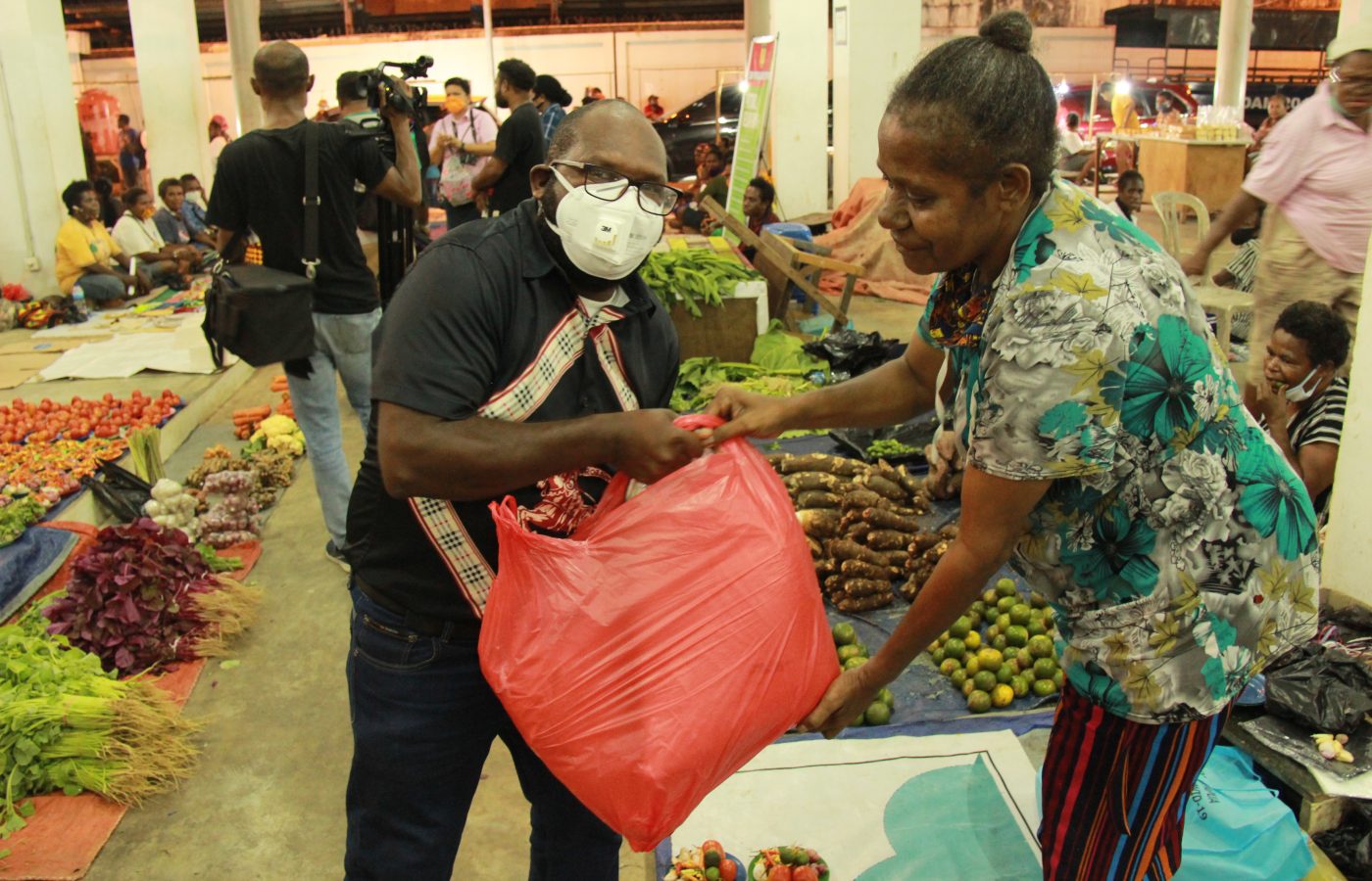 DPR Papua berikan bantuan bahan makanan kepada pedagang di pasar mama - mama Papua. Rabu, 22 April 2020 (24)