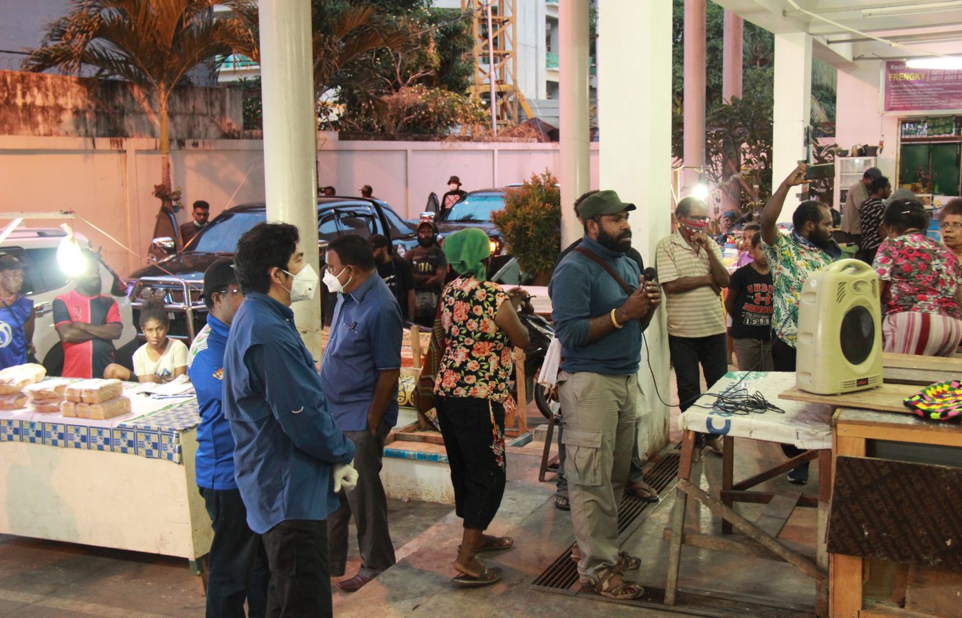 DPR Papua berikan bantuan bahan makanan kepada pedagang di pasar mama - mama Papua. Rabu, 22 April 2020 (3)