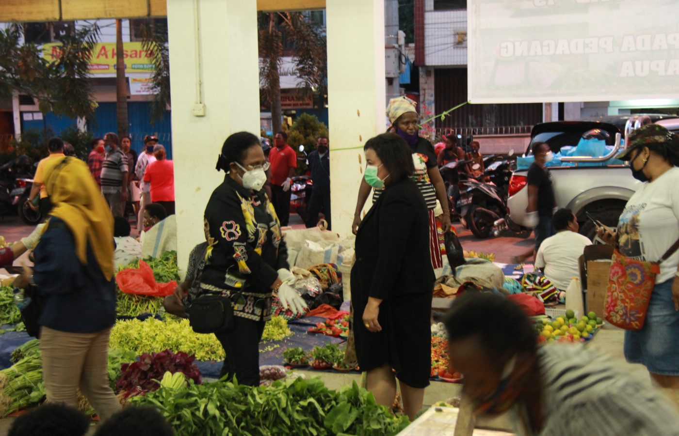 DPR Papua berikan bantuan bahan makanan kepada pedagang di pasar mama - mama Papua. Rabu, 22 April 2020 (4)