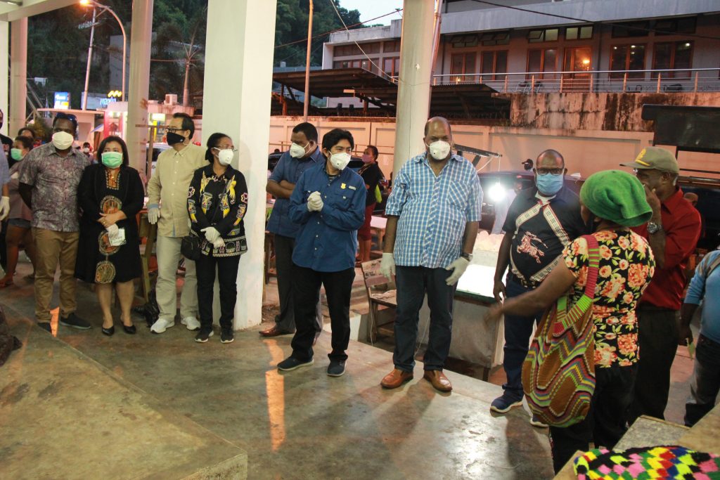 DPR Papua berikan bantuan bahan makanan kepada pedagang di pasar mama - mama Papua. Rabu, 22 April 2020 (7)