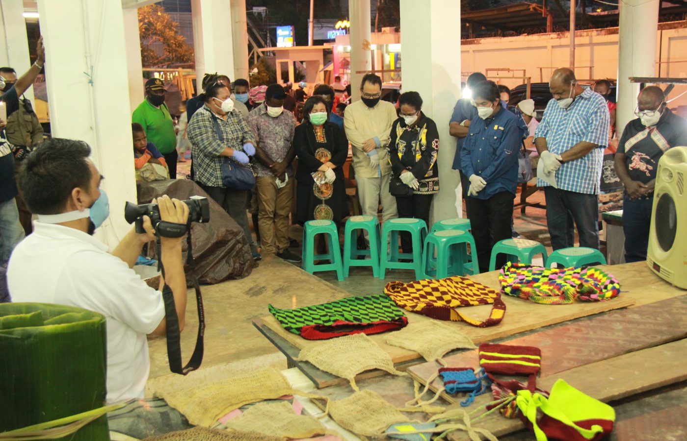 DPR Papua berikan bantuan bahan makanan kepada pedagang di pasar mama - mama Papua. Rabu, 22 April 2020 (9)