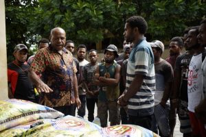 Ketua Fraksi PAN DPRP Sinut Busup,SE.,M.Si memberikan bantuan 1 ton beras kepada Asrama Yahukimo Jayapura (3)