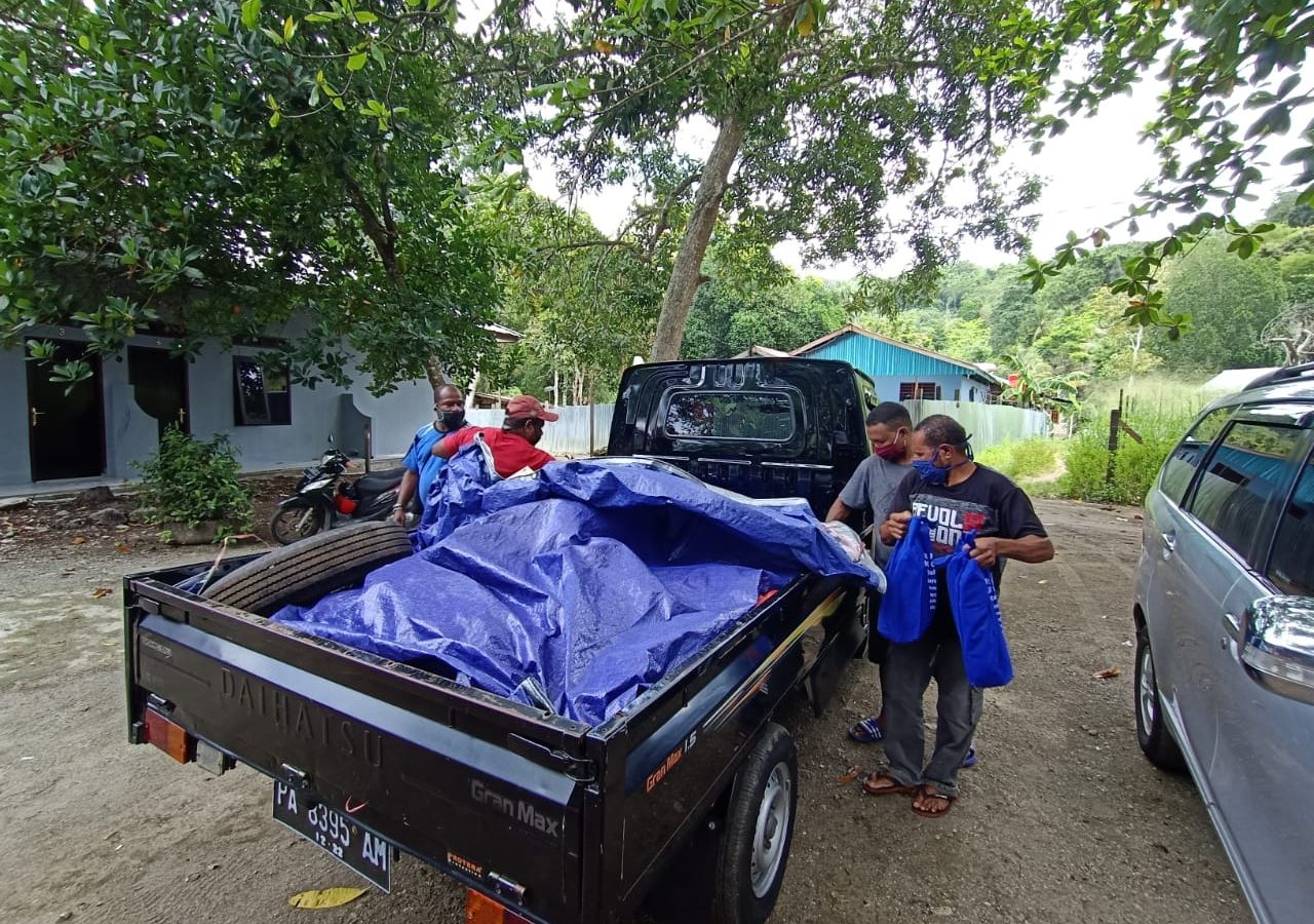 Penyerahan bantuan sembako Oleh Anggota Komisi V DPRP Elli Wonda (10)