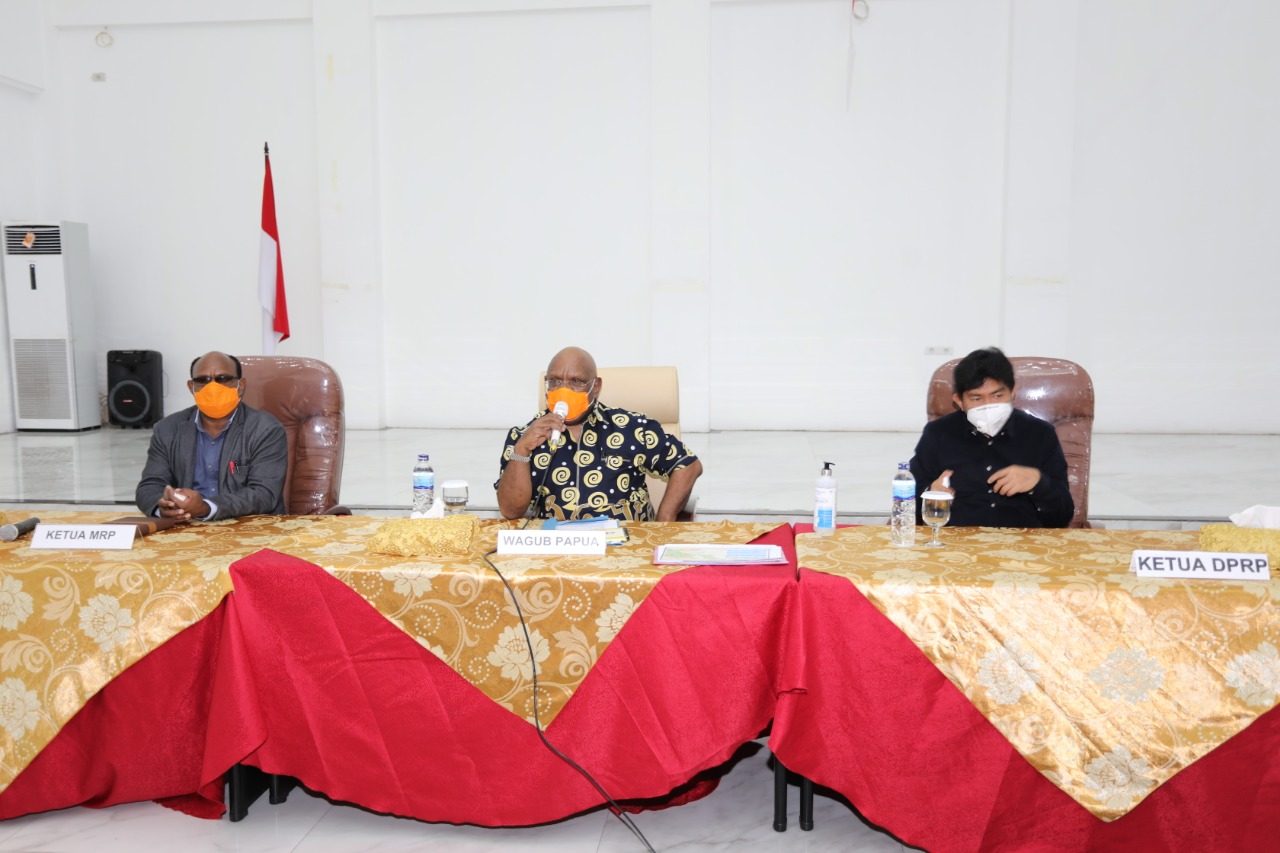 Rapat Forum Komunikasi Pimpinan Daerah (Forkompimda) Provinsi Papua yang dipimpin Wakil Gubernur Papua Klemen Tinal, SE., MM, Ketua DPRP Jhony Banua Rouw, SE dan Ketua MRP Timotius Murib. Rabu, 8 maret 2020