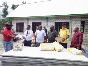 Komisi IV dan Sekwan DPR Papua Beri Bantuan Bama dan Bahan Bangunan Bagi Jemaat GPdI Efata Arso VIII (15)