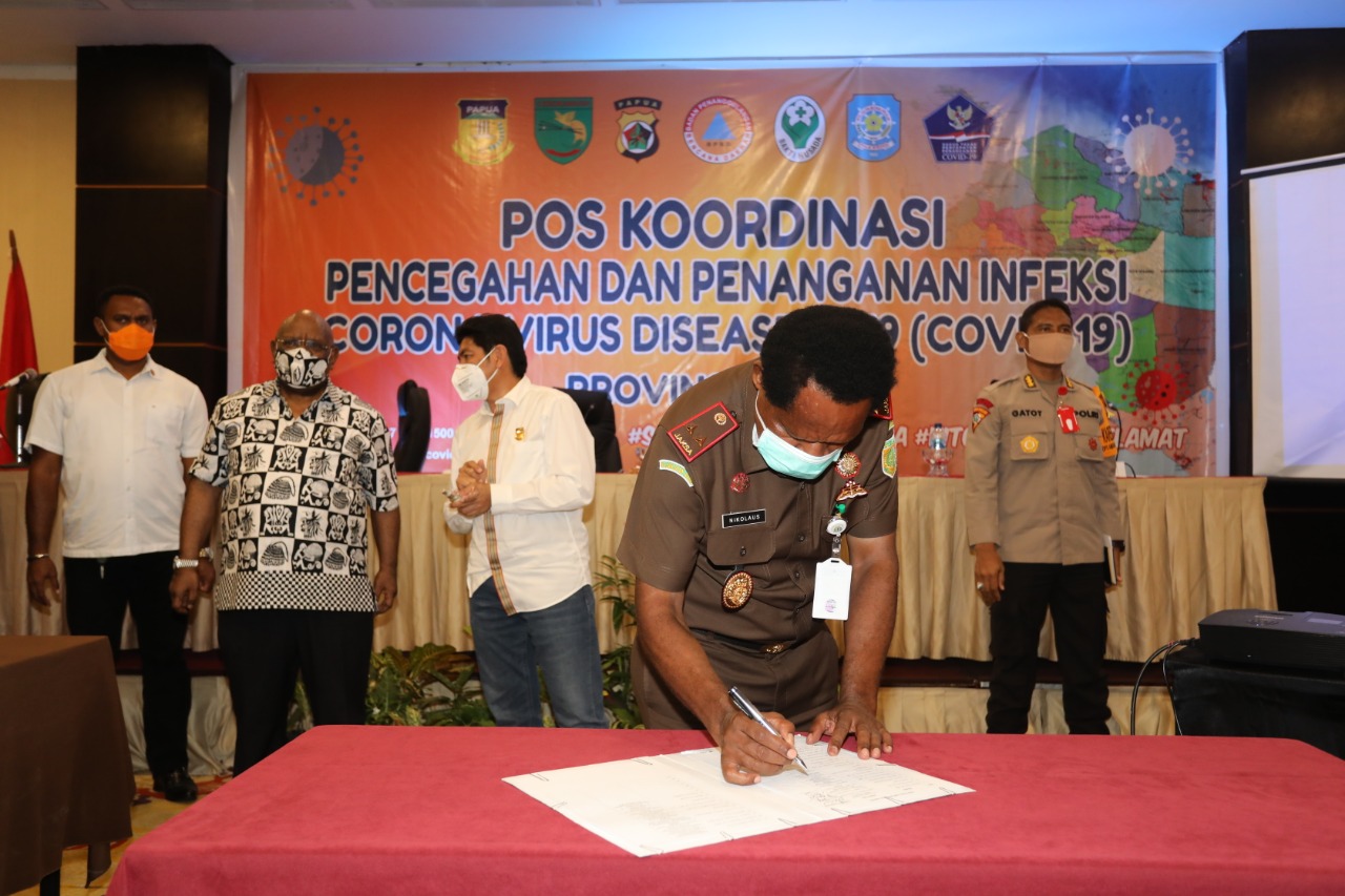 Rapat Koordinasi Evaluasi Penangulangan Covid-19 di Swisbel Hotel Jayapura, Rabu 20 Mei 2020 (14)