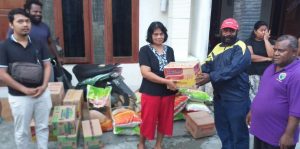 Anggota komisi I DPRP serahkan bantuan Bama kepada Masyarakat di Sentani