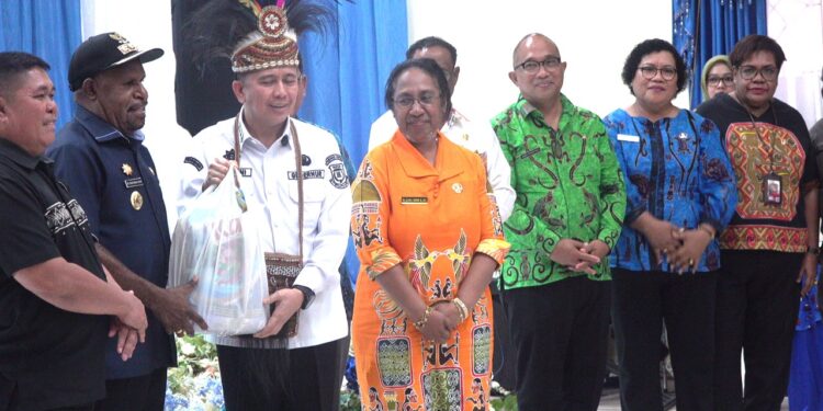 Sekwan DPR Papua,Dr.Juliana J.Waromi.SE., M.Si, Mendampingi Pj Gubernur Papua,Dr.Drs.Agus Fatoni.M.Si.