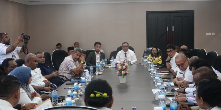 Rapat kerja Badan Anggaran DPR Papua bersama  Tim Anggaran Pemerintah Daerah Prov Papua.