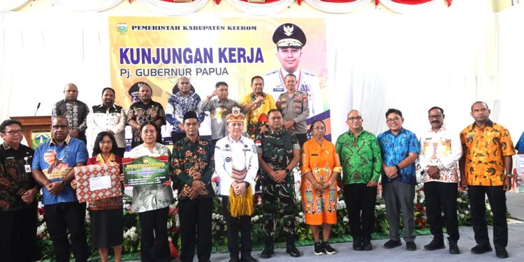 Sekwan DPR Papua, Dr.Juliana J. Waromi. SE., M.Si,  bersama Pj Gubernur Papua, Dr.Drs. Agus Fatoni, M.Si.