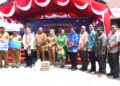 Sekwan DPR Papua,Dr.Juliana J.Waromi.SE.,M.Si,  Memberikan bantuan Bama kepada Masyarakat.