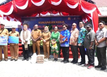 Sekwan DPR Papua,Dr.Juliana J.Waromi.SE.,M.Si,  Memberikan bantuan Bama kepada Masyarakat.