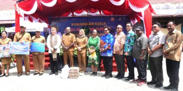 Sekwan DPR Papua,Dr.Juliana J.Waromi.SE.,M.Si,  Memberikan bantuan Bama kepada Masyarakat.