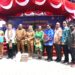Sekwan DPR Papua,Dr.Juliana J.Waromi.SE.,M.Si,  Memberikan bantuan Bama kepada Masyarakat.