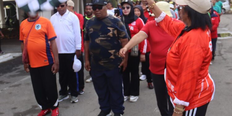 Sekwan DPR Papua, Dr.Juliana J.Waromi.SE., M.Si, resmi membuka Kegiatan Jalan Santai,