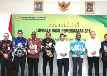 Kepala Perwakilan BPK Provinsi Papua,Bhuono Agung Nugroho Menyerahkan LHP Kinerja Atas Efektifitas Kegiatan Operasional Bank Papua Kepada Ketua DPR Papua,Denny Henrry Bonai,ST.MM.,MH.