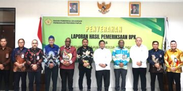 Kepala Perwakilan BPK Provinsi Papua,Bhuono Agung Nugroho Menyerahkan LHP Kinerja Atas Efektifitas Kegiatan Operasional Bank Papua Kepada Ketua DPR Papua,Denny Henrry Bonai,ST.MM.,MH.